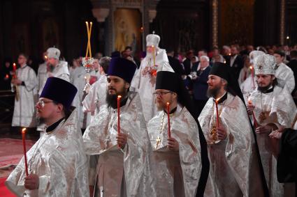 Москва. Священнослужители во время праздничного пасхального богослужения в храме Христа Спасителя.