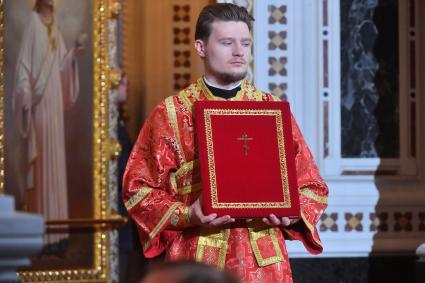 Москва. Священнослужитель во время праздничного пасхального богослужения в храме Христа Спасителя.