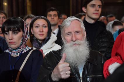 Москва. Верующие во время праздничного пасхального богослужения в храме Христа Спасителя.