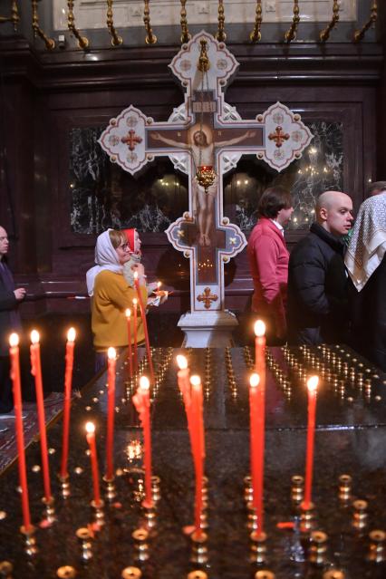 Москва. Во время праздничного пасхального богослужения в храме Христа Спасителя.