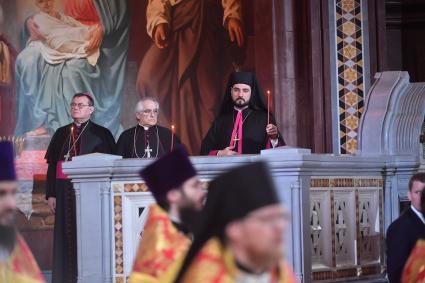 Москва. Председатель Конференции католических епископов России, митрополит архиепархии Божией Матери в Москве архиепископ Паоло Пецци и апостольский нунций в РФ архиепископ Джованни Д\'Аньелло (слева направо) во время праздничного пасхального богослужения в храме Христа Спасителя.