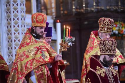 Москва. Священнослужители во время праздничного пасхального богослужения в храме Христа Спасителя.