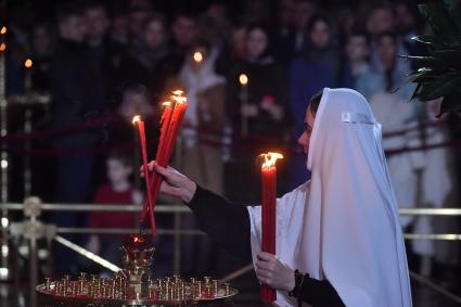 Москва. Монахиня во время праздничного пасхального богослужения в храме Христа Спасителя.