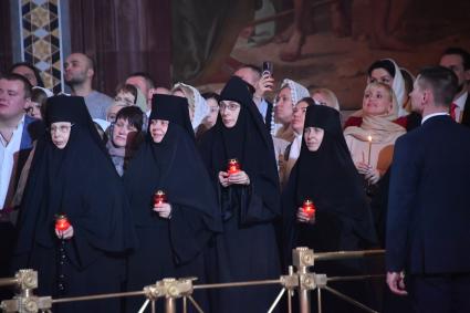 Москва. Монахини во время праздничного пасхального богослужения в храме Христа Спасителя.