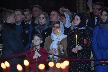 Москва. Верующие во время праздничного пасхального богослужения в храме Христа Спасителя.