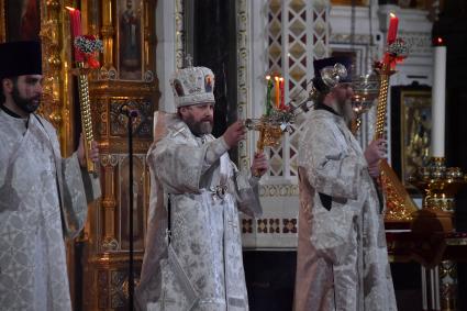 Москва. Священнослужители во время праздничного пасхального богослужения в храме Христа Спасителя.