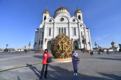 Москва. Пасхальное яйцо, установленное у храма Христа Спасителя в рамках фестиваля `Пасхальный дар`, приуроченного к празднованию Пасхи.