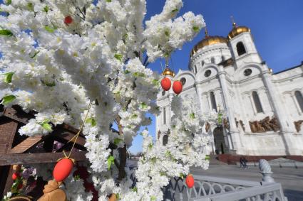 Москва. Украшения у храма Христа Спасителя в рамках фестиваля `Пасхальный дар`, приуроченного к празднованию Пасхи.