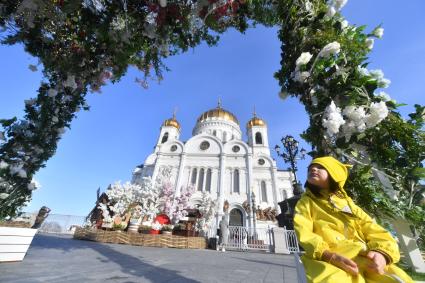 Москва. Украшения у храма Христа Спасителя в рамках фестиваля `Пасхальный дар`, приуроченного к празднованию Пасхи.