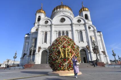 Москва. Пасхальное яйцо, установленное у храма Христа Спасителя в рамках фестиваля `Пасхальный дар`, приуроченного к празднованию Пасхи.