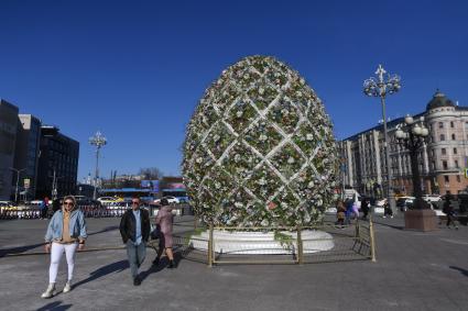 Москва. Пасхальное яйцо, установленное на Пушкинской площади в рамках фестиваля `Пасхальный дар`, приуроченного к празднованию Пасхи.