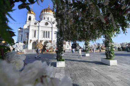 Москва. Украшения у храма Христа Спасителя в рамках фестиваля `Пасхальный дар`, приуроченного к празднованию Пасхи.