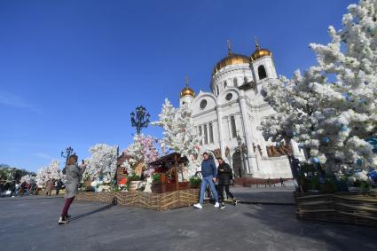 Москва. Украшения у храма Христа Спасителя в рамках фестиваля `Пасхальный дар`, приуроченного к празднованию Пасхи.