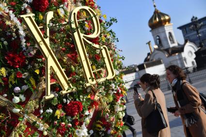 Москва. Пасхальное яйцо, установленное у храма Христа Спасителя в рамках фестиваля `Пасхальный дар`, приуроченного к празднованию Пасхи.