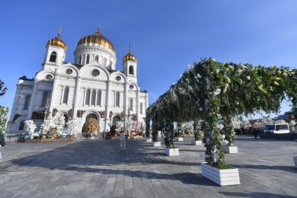 Москва. Украшения у храма Христа Спасителя в рамках фестиваля `Пасхальный дар`, приуроченного к празднованию Пасхи.