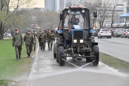 Москва.  Поливальная машина на улице города.