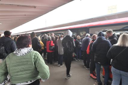 Москва. Толпа людей на станции метро Выхино в утренние часы.