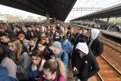 Москва. Толпа людей на станции метро Выхино в утренние часы.