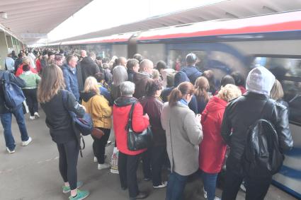 Москва. Толпа людей на станции метро Выхино в утренние часы.