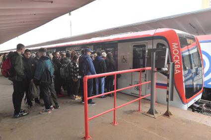 Москва. Толпа людей на станции метро Выхино в утренние часы.