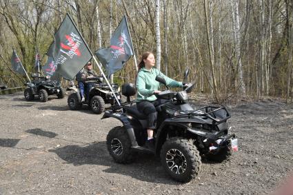 Москва. Презентация квадроциклов для бойцов СВО, что собирают неравнодушные россияне
и военкоры к годовщине проекта `Все для победы!` на территории штаба Народного фронта.