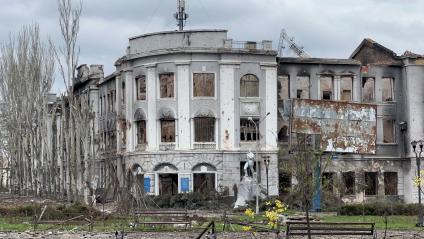 Донецкая область. г.Бахмут (Артемовск). Разрушенное здание в центральном районе города.