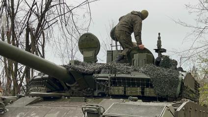 Донецкая область. г.Бахмут (Артемовск). Бойцы ЧВК `Вагнер` на танке Т-90 в центральной части города.