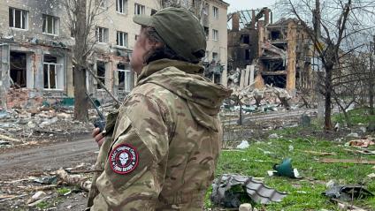 Донецкая область. г.Бахмут (Артемовск). Боец ЧВК `Вагнер` в центральном районе города.