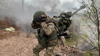 Донецкая область. г.Бахмут (Артемовск). Военнослужащие 106 дивизии ВДВ ведут огонь из 122-мм гаубицы Д-30, прикрывая северный фланг Артемовска.