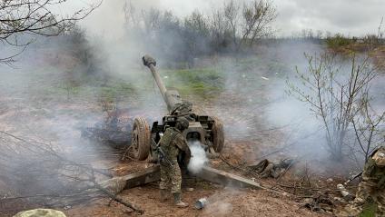 Донецкая область. г.Бахмут (Артемовск). Военнослужащие 106 дивизии ВДВ ведут огонь из 122-мм гаубицы Д-30, прикрывая северный фланг Артемовска.