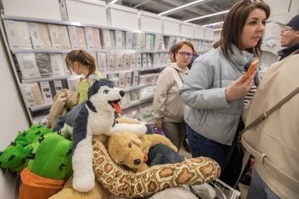 Москва. Открытие магазина Swed House - белорусский аналог IKEA в ТЦ `Щелковский`.