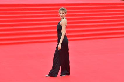 Москва. Актриса Елена Великанова на церемонии открытия 45-го Московского международного кинофестиваля в театре `Россия`.