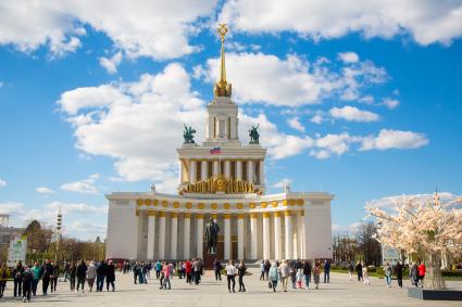 Москва. Посетители на Центральной аллее ВДНХ.