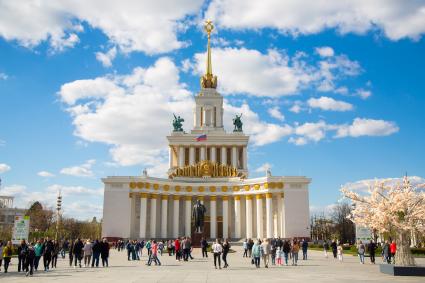 Москва. Посетители на Центральной аллее ВДНХ.