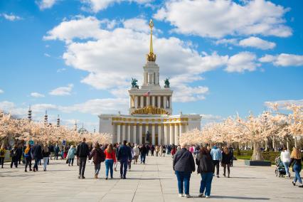 Москва.  Посетители на Центральной аллее  ВДНХ.