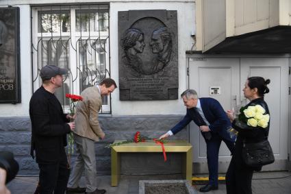 Москва. Руководитель Департамента культуры Москвы Александр Кибовский (справа)  художественный руководитель МХТ имени А.П. Чехова Константин Хабенский  и  художественный руководитель Театра Наций, соучредитель Благотворительного фонда `Артист`Евгений Миронов (слева направо) на церемонии открытия мемориальной доски  актерам  театра и кино Анатолию  Кторову  и  Вере  Поповой у дома №12 по Брюсову переулку.