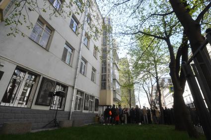 Москва. На церемонии открытия мемориальной доски актерам театра и кино Анатолию Кторову и Вере Поповой у дома №12 по Брюсову переулку.