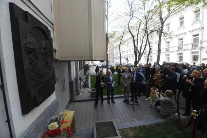 Москва. На церемонии открытия мемориальной доски  актерам  театра и кино Анатолию  Кторову  и  Вере  Поповой у дома №12 по Брюсову переулку.