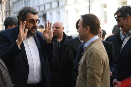 Москва. Ректор Школы-студии МХАТ, артист РФ Игорь Золотовицкий и художественный руководитель Театра Наций, соучредитель Благотворительного фонда `Артист` Евгений Миронов (слева направо) на церемонии открытия мемориальной доски актерам театра и кино Анатолию Кторову и Вере Поповой у дома №12 по Брюсову переулку.