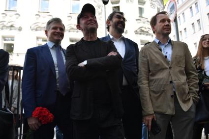 Москва. Руководитель Департамента культуры Москвы Александр Кибовский, художественный руководитель МХТ имени А.П. Чехова Константин Хабенский, ректор Школы-студии МХАТ, Игорь Золотовицкий и художественный руководитель Театра Наций, соучредитель Благотворительного фонда `Артист`Евгений Миронов (слева направо) на церемонии открытия мемориальной доски актерам театра и кино Анатолию Кторову и Вере Поповой у дома №12 по Брюсову переулку.