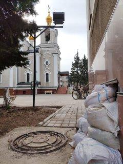 Донецкая область. г.Ясиноватая. Церковь Петра и Павла, окна храмовых пристроек завалены мешками с песком.