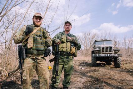 Донецкая область. Командир боевой машины 150-й дивизии РСЗО Максим (позывной `Карма`) (слева) в окрестностях Марьинки.