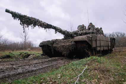 Донецкая область. Танкисты-казаки Идрицкой 150-ой дивизии на танке Т-72 Б3М возле Марьинки.