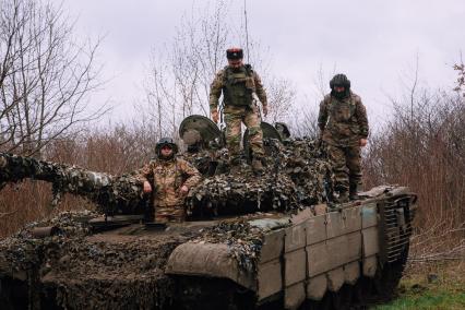 Донецкая область. Танкисты-казаки Идрицкой 150-ой дивизии на танке Т-72 Б3М возле Марьинки.