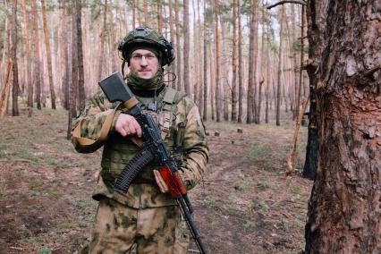 Луганская область. Боец группы штурмовиков отряда спецназа `Ахмат`с позывным `Алекс` под Кременной.