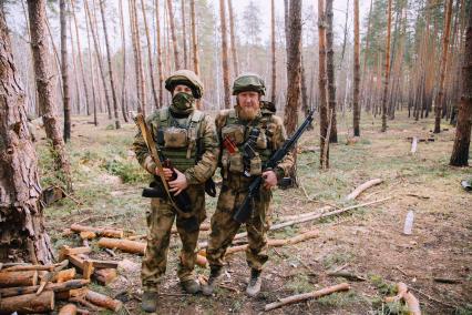 Луганская область. Бойцы группы штурмовиков отряда спецназа `Ахмат`с позывными `Алекс` и `Гога` под Кременной.