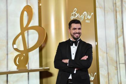 Москва. Ведущий церемонии Вячеслав Маккаров перед началом V Церемонии вручения Международной профессиональной музыкальной премии Bravo в сфере классического искусства на Исторической сцене Большого театра.
