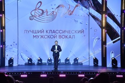 Москва. Оперный певец Сергей Скороходов, ставший лауреатом Международной профессиональной музыкальной премии Bravo в сфере классического искусства в номинации \"Лучший классический мужской вокал\", во время выступления на V Церемонии вручения премии на Исторической сцене Большого театра.