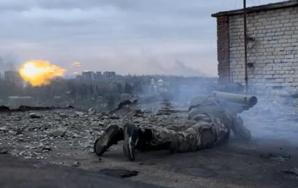 Донецкая область. г.Бахмут (Артемовск). Боец ЧВК `Вагнер` стреляет из гранатомета по позициям ВСУ.