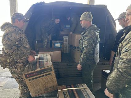 Луганская область. Загрузка гуманиатрного груза для нового  артиллерийского дивизиона 2 армейского корпуса под командованием `Тобола`. Читатели `Комсомолки`, подписчики телеграм-канала военкора Александра Коца и участники проекта `Всё для Победы!`за пару месяцев собрали 30 миллионов рублей. Эти деньги ушли на экипировку, медикаменты и технику для дивизиона `Тобола`.